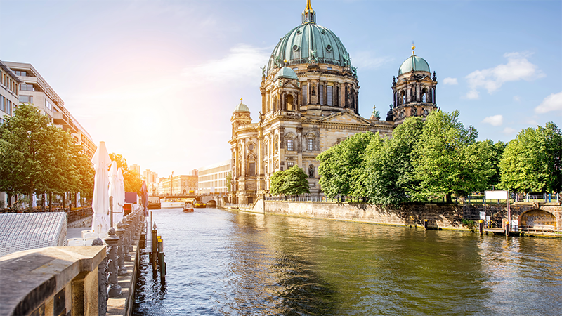 Berlins domkyrka, bild tagen fr�n kanalen.